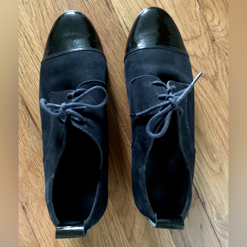 Arche size 40 black suede and patent leather tie shoes.